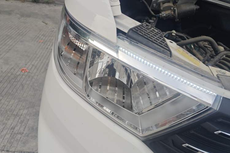 Used Wuling Hongguang V 2022 1.5L Enjoy Edition Electric-Powered LAR Right Front Headlight