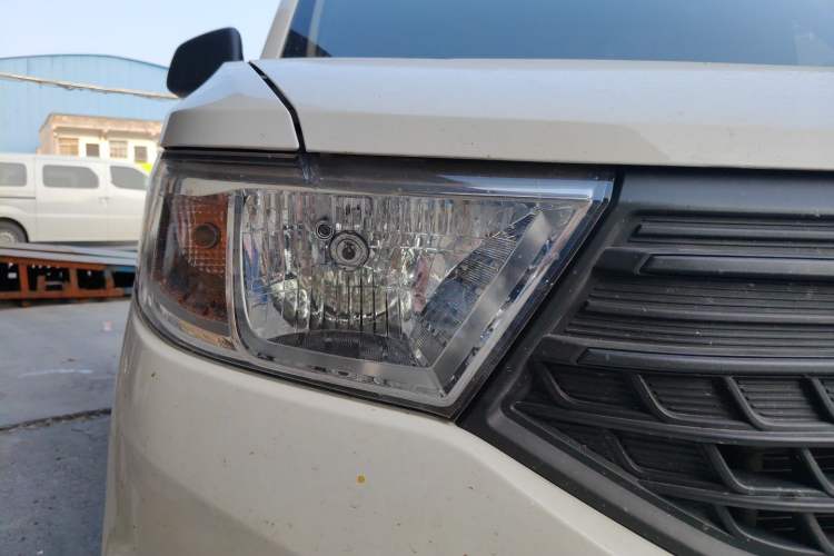 Used Wuling Hongguang V 2022 1.5L Jingqu Edition Electric-Assist LAR Right Front Headlight