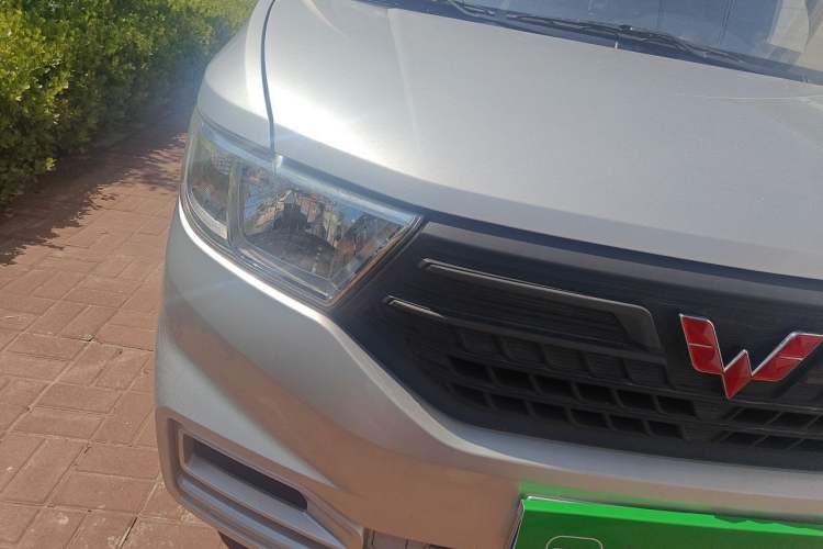 Used Wuling Hongguang V 2022 1.5L Jingqu Edition Enclosed-Window Vehicle with Electric Power Steering LAR Right Front Headlight