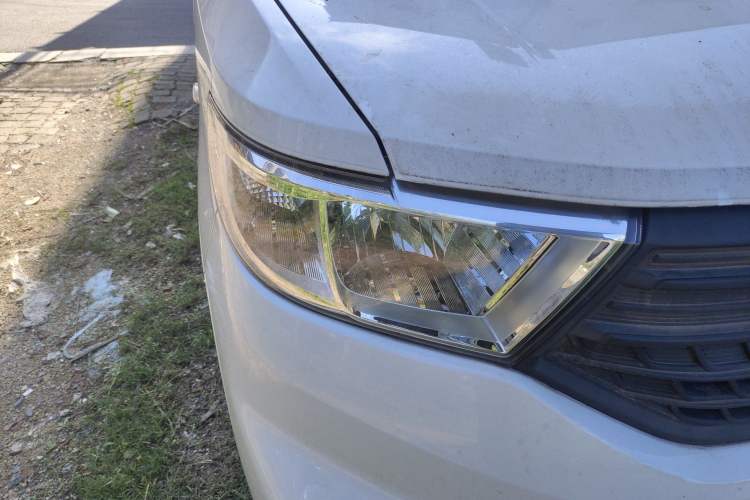 Used Wuling Hongguang V 2022 1.5L Jingqu Edition Enclosed-Window Vehicle with Hydraulic Power Steering LAR Right Front Headlight