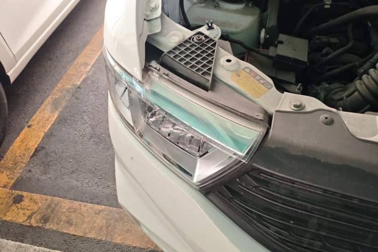 Used Wuling Hongguang V 2022 1.5L Enjoy Edition Hydraulic Power Steering LAR Right Front Headlight