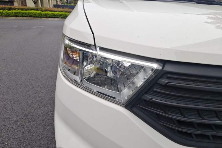Used Wuling Hongguang V 2022 1.5L Jingqu Edition Electric-Assist LAR Right Front Headlight