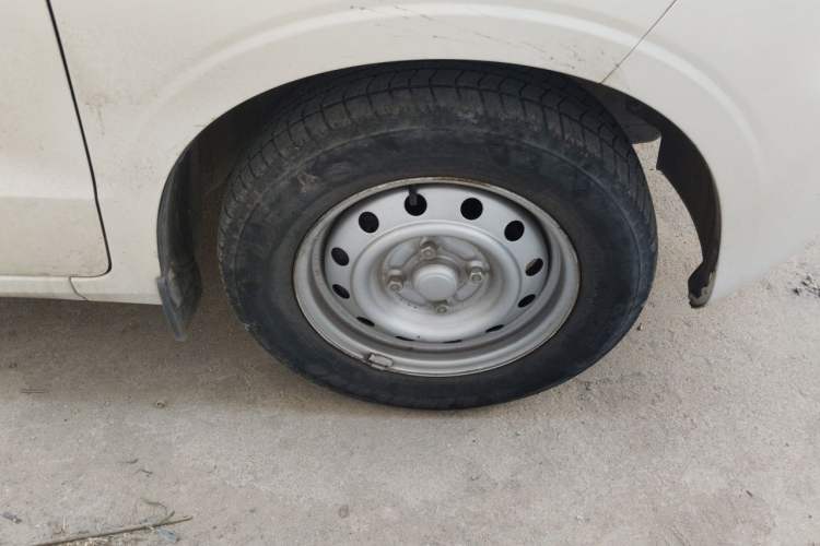 Used Wuling Hongguang V 2022 1.5L Jingqu Edition Enclosed-Window Vehicle with Hydraulic Power Steering LAR Right Front Wheel Hub