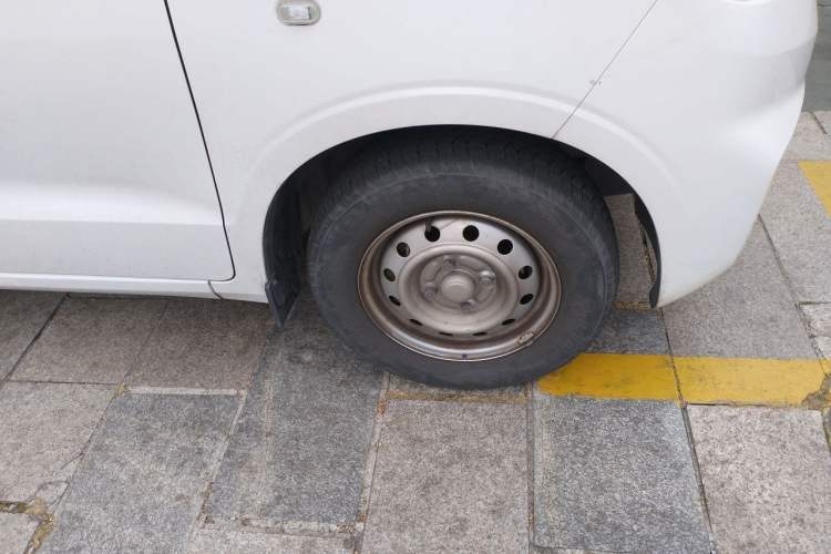 Used Wuling Hongguang V 2022 1.5L Jingqu Version Hydraulic Power Steering LAR Right Front Wheel Hub
