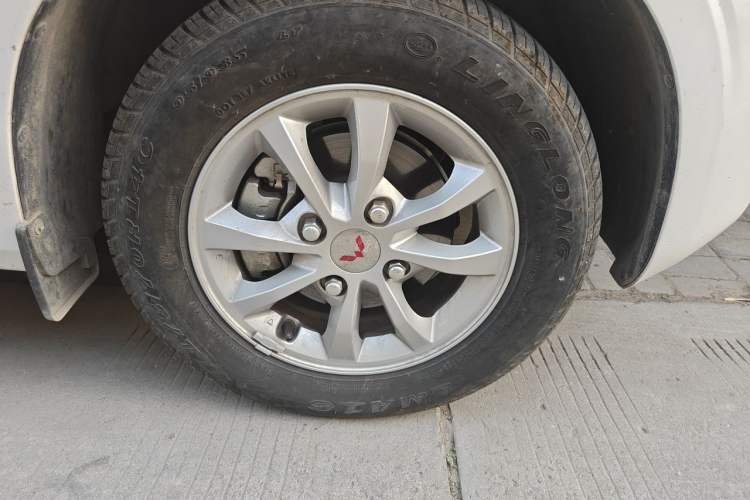 Used Wuling Hongguang V 2022 1.5L Enjoy Edition Electric-Powered LAR Right Front Wheel Hub