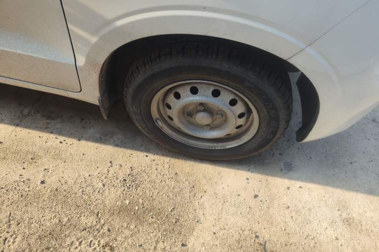 Used Wuling Hongguang V 2022 1.5L Jingqu Edition Electric-Assist LAR Right Front Wheel Hub