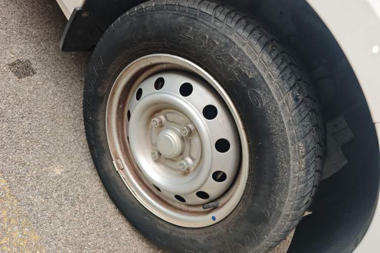 Used Wuling Hongguang V 2022 1.5L Jingqu Edition Electric-Assist LAR Right Front Wheel Hub