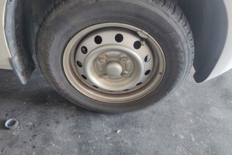 Used Wuling Hongguang V 2022 1.5L Jingqu Edition Electric-Assist LAR Right Front Wheel Hub