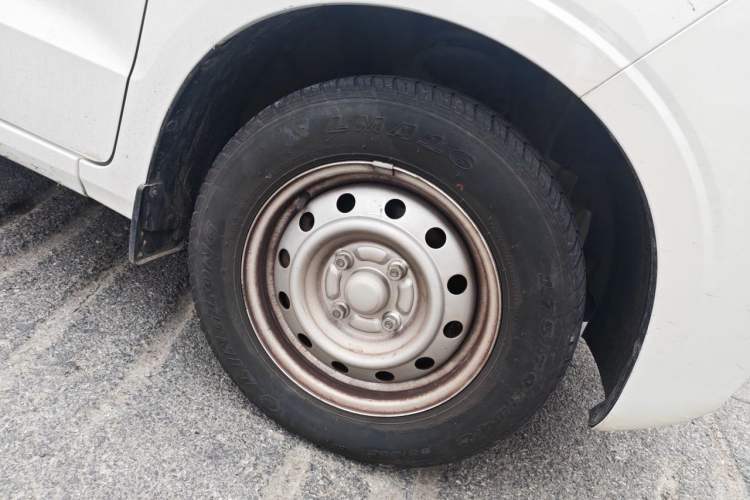 Used Wuling Hongguang V 2022 1.5L Jingqu Edition Electric-Assist LAR Right Front Wheel Hub