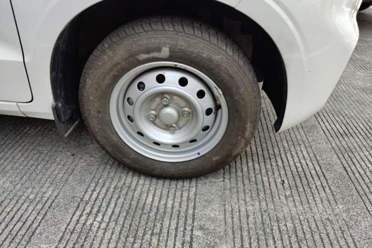 Used Wuling Hongguang V 2022 1.5L Jingqu Version Hydraulic Power Steering LAR Right Front Wheel Hub