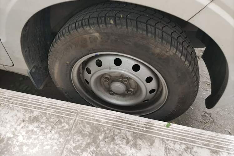 Used Wuling Hongguang V 2022 1.5L Jingqu Edition Electric-Assist LAR Right Front Wheel Hub