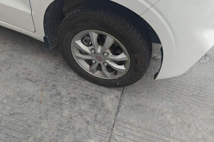 Used Wuling Hongguang V 2022 1.5L Enjoy Edition Electric-Powered LAR Right Front Wheel Hub