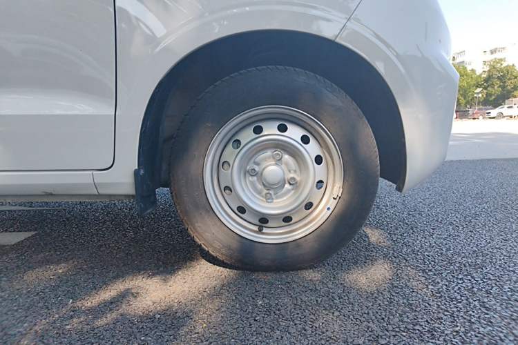 Used Wuling Hongguang V 2022 1.5L Jingqu Edition Electric-Assist LAR Right Front Wheel Hub