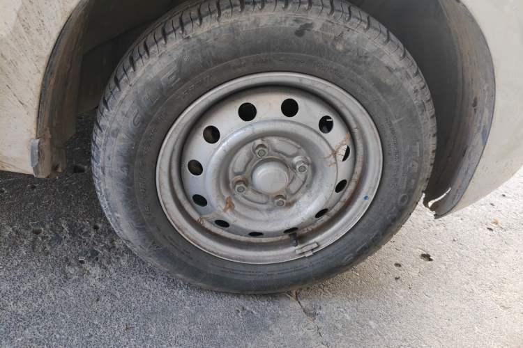 Used Wuling Hongguang V 2022 1.5L Jingqu Edition Electric-Assist LAR Right Front Wheel Hub