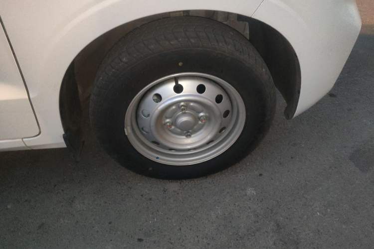 Used Wuling Hongguang V 2022 1.5L Jingqu Version Hydraulic Power Steering LAR Right Front Wheel Hub