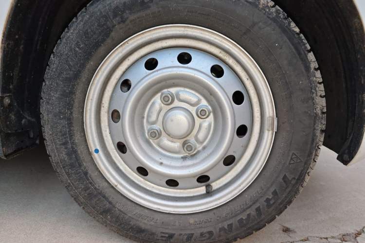 Used Wuling Hongguang V 2022 1.5L Jingqu Version Hydraulic Power Steering LAR Right Front Wheel Hub