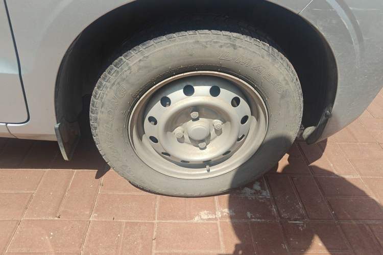Used Wuling Hongguang V 2022 1.5L Jingqu Edition Enclosed-Window Vehicle with Electric Power Steering LAR Right Front Wheel Hub