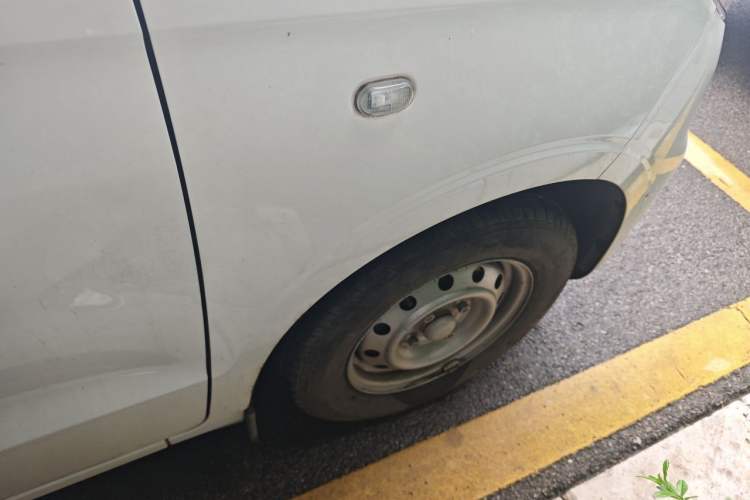 Used Wuling Hongguang V 2022 1.5L Jingqu Edition Electric-Assist LAR Right Front Wheel Hub