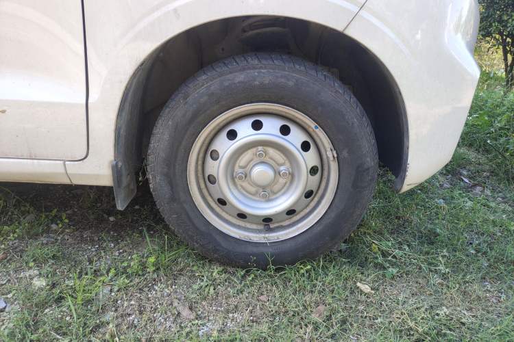 Used Wuling Hongguang V 2022 1.5L Jingqu Edition Enclosed-Window Vehicle with Hydraulic Power Steering LAR Right Front Wheel Hub