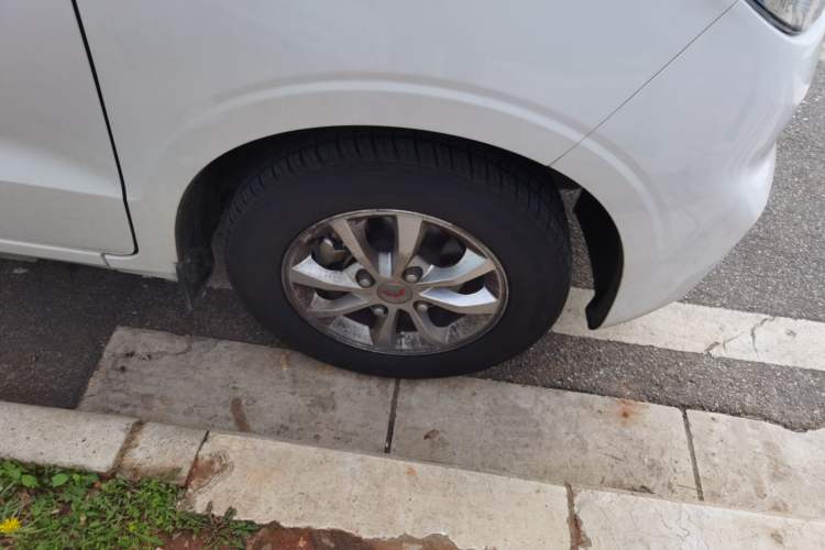 Used Wuling Hongguang V 2022 1.5L Enjoy Edition Electric-Powered LAR Right Front Wheel Hub