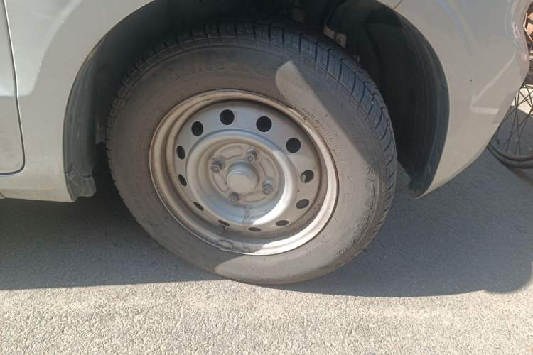 Used Wuling Hongguang V 2022 1.5L Jingqu Version Hydraulic Power Steering LAR Right Front Wheel Hub