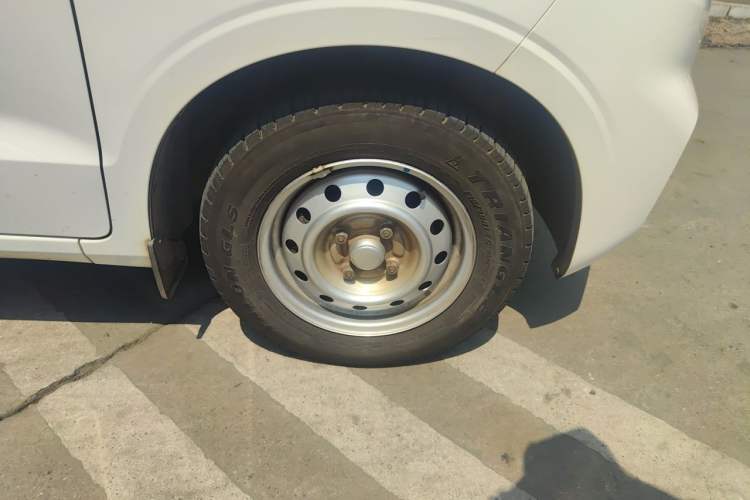Used Wuling Hongguang V 2022 1.5L Jingqu Edition Electric-Assist LAR Right Front Wheel Hub