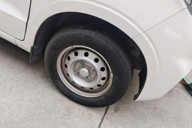 Used Wuling Hongguang V 2022 1.5L Jingqu Edition Electric-Assist LAR Right Front Wheel Hub