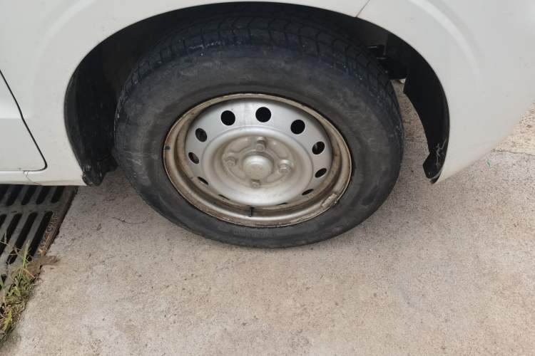 Used Wuling Hongguang V 2022 1.5L Jingqu Version Hydraulic Power Steering LAR Right Front Wheel Hub