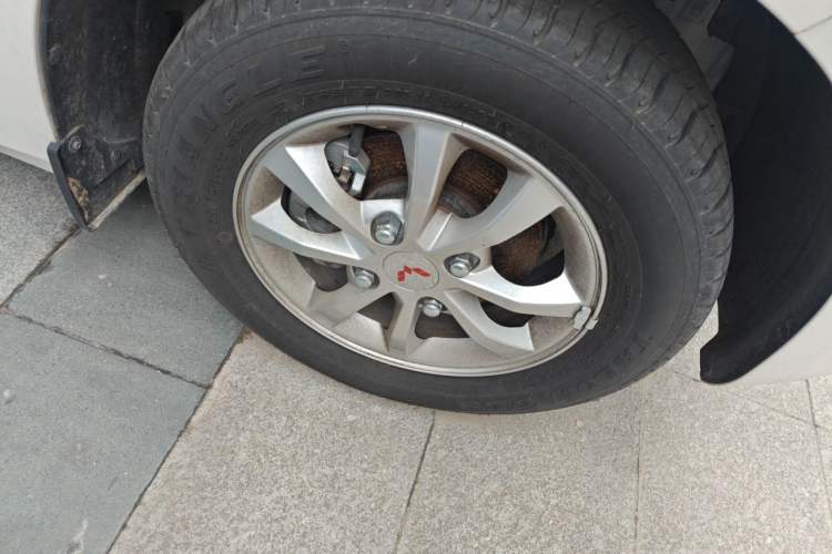 Used Wuling Hongguang V 2022 1.5L Enjoy Edition Electric-Powered LAR Right Front Wheel Hub