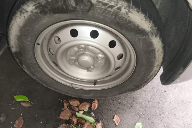 Used Wuling Hongguang V 2022 1.5L Jingqu Edition Electric-Assist LAR Right Front Wheel Hub