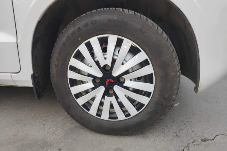 Used Wuling Hongguang V 2022 1.5L Jingqu Edition Electric-Assist LAR Right Front Wheel Hub