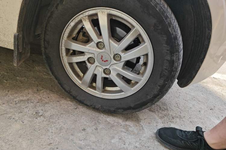 Used Wuling Hongguang V 2022 1.5L Jingqu Version Hydraulic Power Steering LAR Right Front Wheel Hub