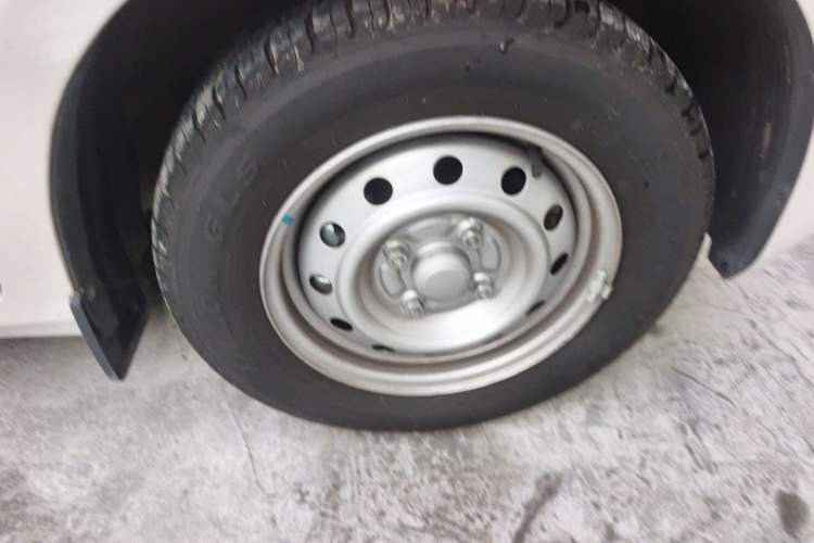 Used Wuling Hongguang V 2022 1.5L Jingqu Edition Electric-Assist LAR Right Front Wheel Hub