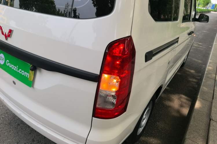 Used Wuling Hongguang V 2022 1.5L Jingqu Edition Electric-Assist LAR Right Rear Taillight