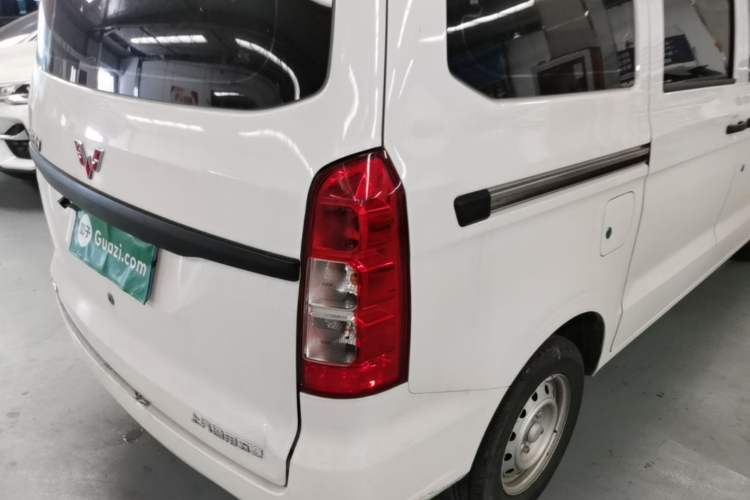 Used Wuling Hongguang V 2022 1.5L Jingqu Edition Electric-Assist LAR Right Rear Taillight