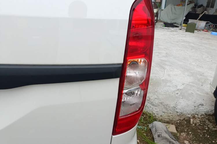 Used Wuling Hongguang V 2022 1.5L Jingqu Edition Electric-Assist LAR Right Rear Taillight