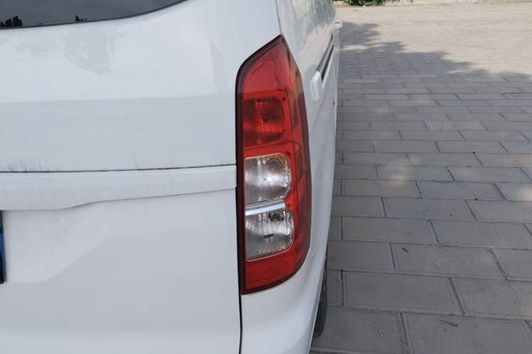 Used Wuling Hongguang V 2022 1.5L Enjoy Edition Electric-Powered LAR Right Rear Taillight