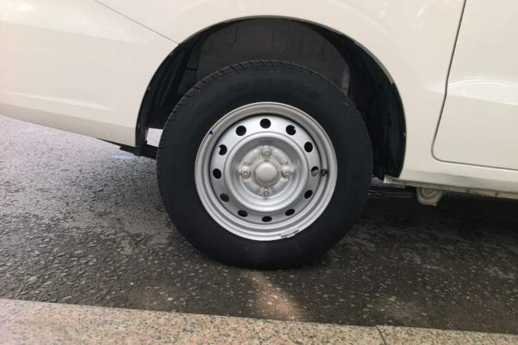 Used Wuling Hongguang V 2022 1.5L Jingqu Edition Electric-Assist LAR Right Rear Wheel Hub