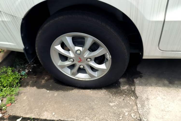 Used Wuling Hongguang V 2022 1.5L Enjoy Edition Electric-Powered LAR Right Rear Wheel Hub