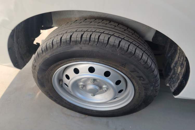 Used Wuling Hongguang V 2022 1.5L Jingqu Edition Electric-Assist LAR Right Rear Wheel Hub