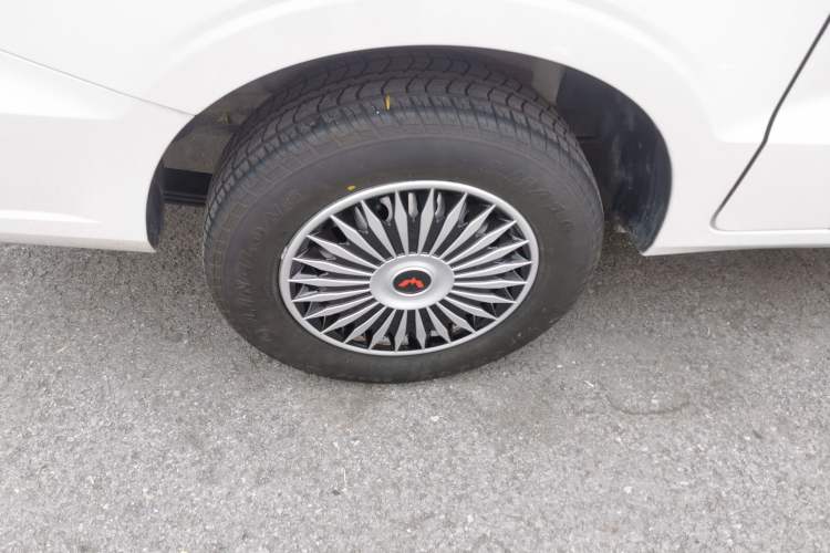 Used Wuling Hongguang V 2022 1.5L Jingqu Edition Electric-Assist LAR Right Rear Wheel Hub