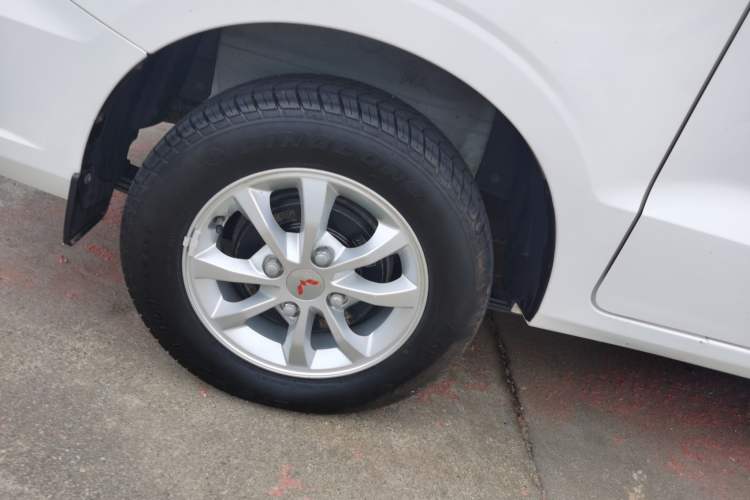 Used Wuling Hongguang V 2022 1.5L Enjoy Edition Electric-Powered LAR Right Rear Wheel Hub
