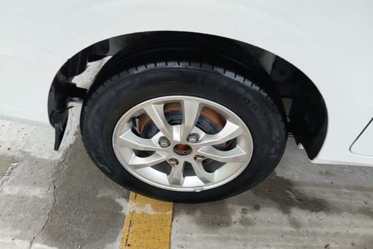 Used Wuling Hongguang V 2022 1.5L Enjoy Edition Electric-Powered LAR Right Rear Wheel Hub