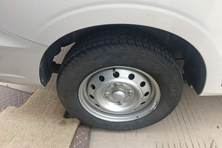 Used Wuling Hongguang V 2022 1.5L Jingqu Edition Electric-Assist LAR Right Rear Wheel Hub