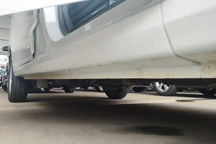 Used Wuling Hongguang V 2022 1.5L Jingqu Version Hydraulic Power Steering LAR Right Side Sill