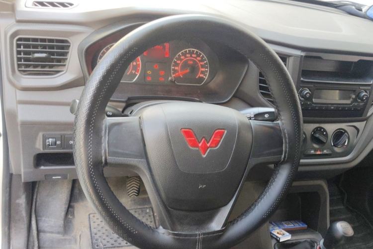 Used Wuling Hongguang V 2022 1.5L Jingqu Edition Enclosed-Window Vehicle with Hydraulic Power Steering LAR Steering Wheel