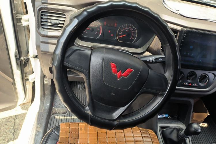 Used Wuling Hongguang V 2022 1.5L Jingqu Edition Enclosed-Window Vehicle with Hydraulic Power Steering LAR Steering Wheel