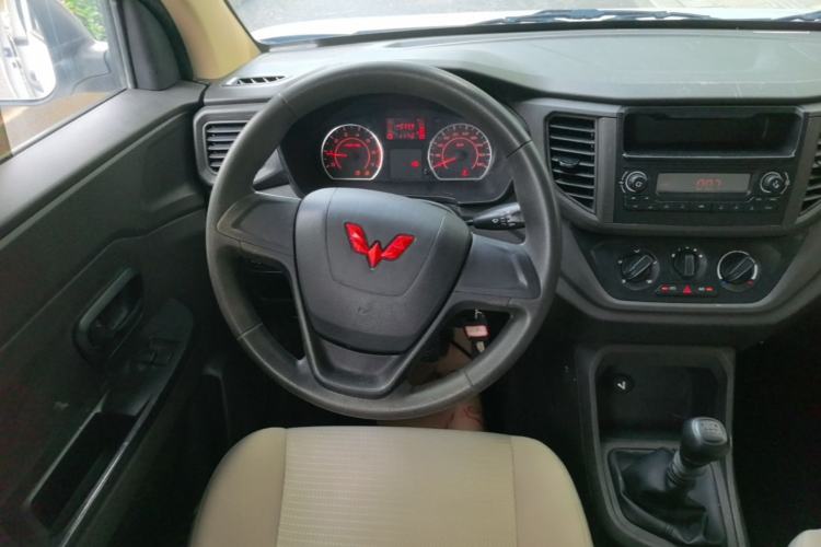 Used Wuling Hongguang V 2022 1.5L Jingqu Edition Electric-Assist LAR Steering Wheel