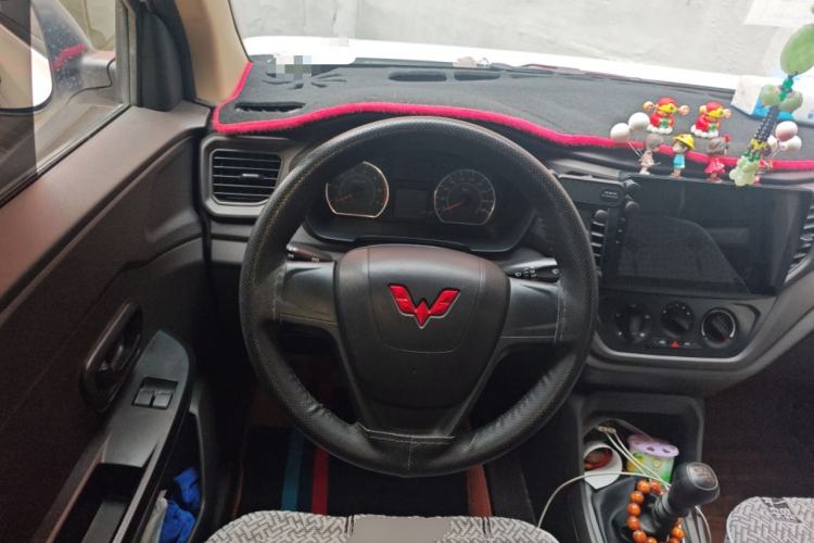 Used Wuling Hongguang V 2022 1.5L Jingqu Edition Electric-Assist LAR Steering Wheel