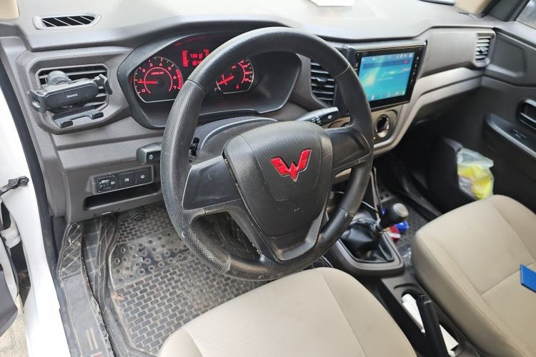 Used Wuling Hongguang V 2022 1.5L Jingqu Version Hydraulic Power Steering LAR Steering Wheel
